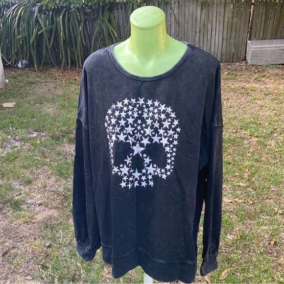 Fantastic Fawn Tops - Fantastic Fawn Distressed Skull Print Sweatshirt Women’s oversized Size L